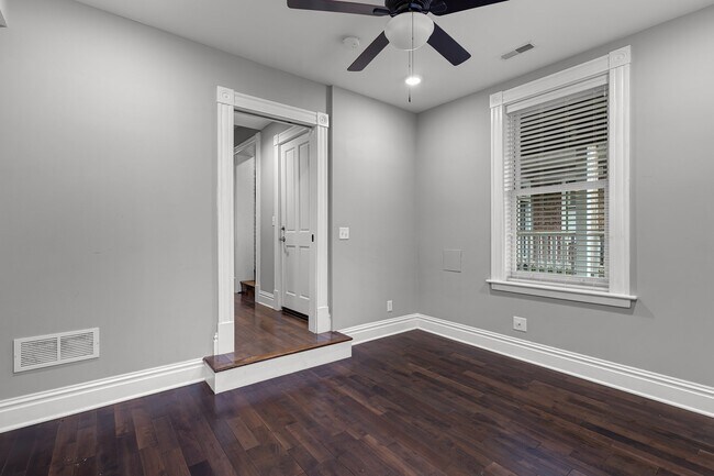 Foto del edificio - 2111 Menard St