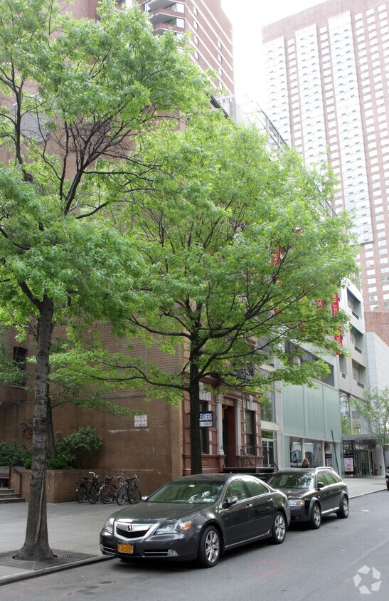 Foto del edificio - 137 W 67th St