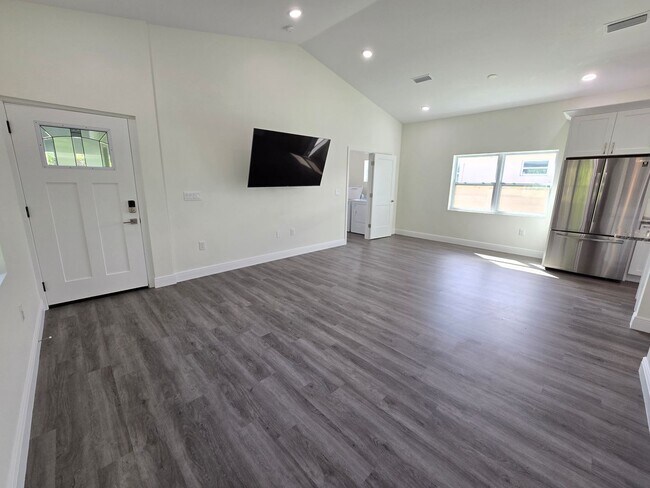 Building Photo - Charming 3-Bedroom, 2-Bath Home in Sarasota ~ Near Legacy Trail