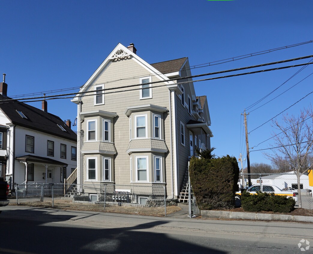 102 Bacon St, Waltham, MA 02452 Apartments in Waltham, MA