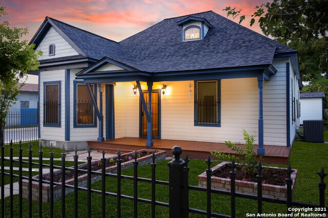 Building Photo - 301 Lamar St