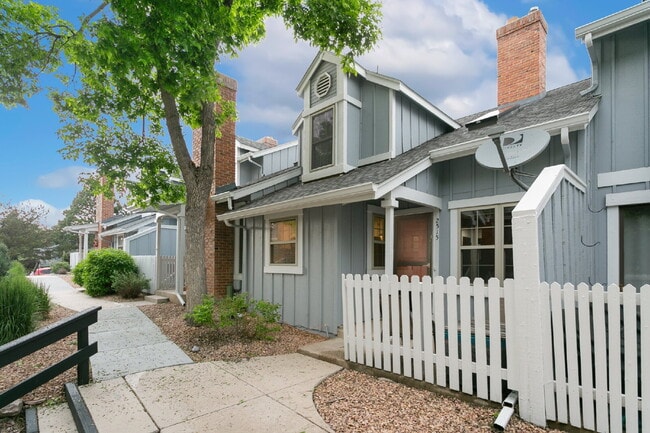 Building Photo - Charming 2BR + Loft Townhome with Stylish ...