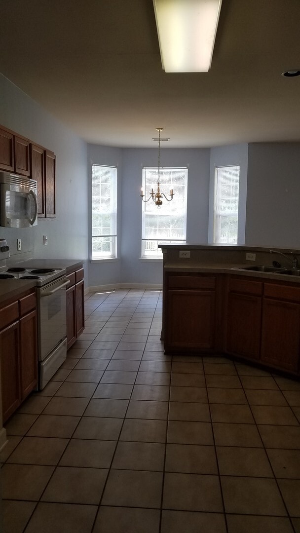 Foto del edificio - Lovely 4 BR/2.5 BA in Avalon -  FRESH paint, BRAND NEW flooring, FOUR bedrooms and a FENCED yard!!