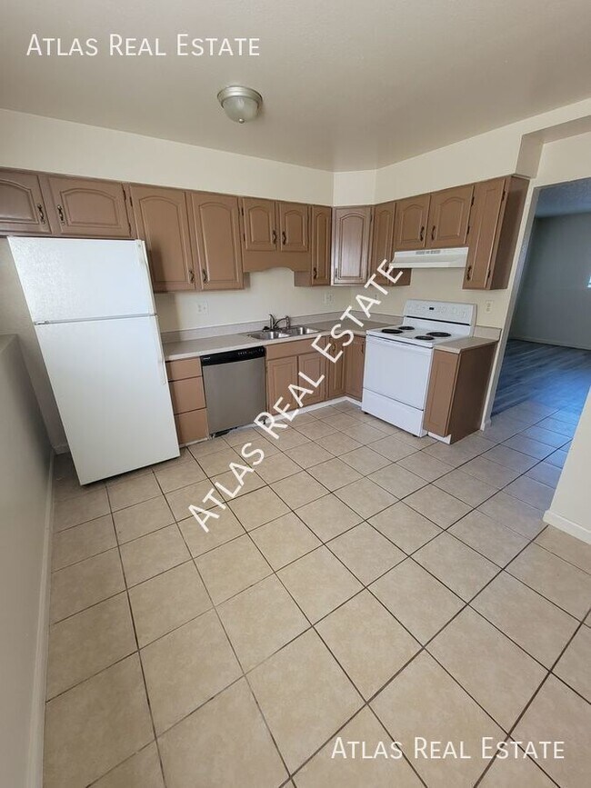Building Photo - Renovated 2 Bed 1 Bath with Washer/Dryer &...