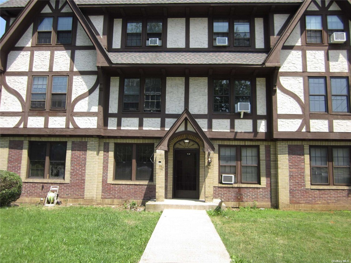 28 W Neck Rd Unit 2D, Huntington, NY 11743 Apartment for Rent in