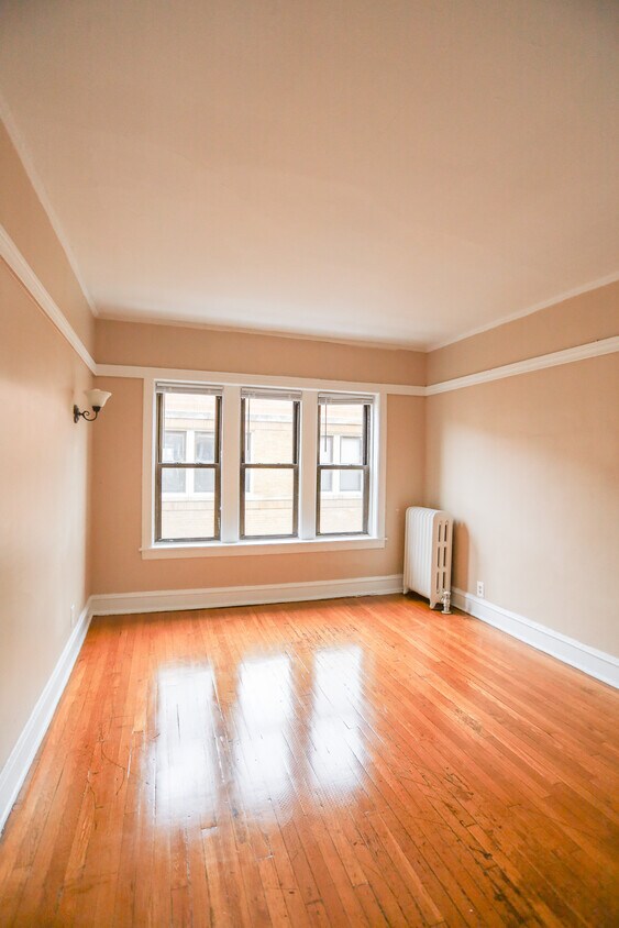 Primary Photo - 5052 N Kenmore Ave