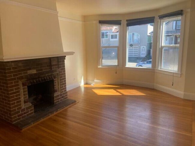 Foto del edificio - Lovely Exclesior Home with 2 Car Garage Pa...
