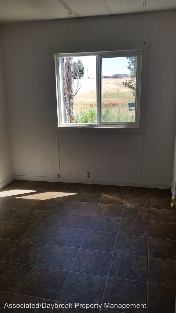 Building Photo - 3 br, 1 bath House - 14653 Tieton Dr