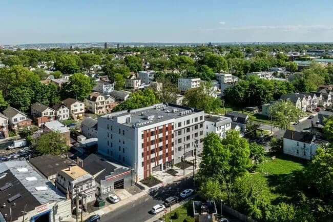 Building Photo - 130 Ellis Ave