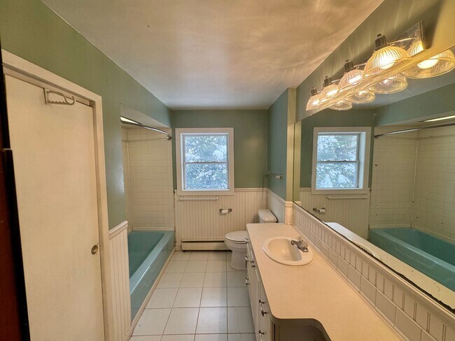 Foto del edificio - 4 Bedroom | 2 Bathroom Single Family Home | Renovated | Coal Valley
