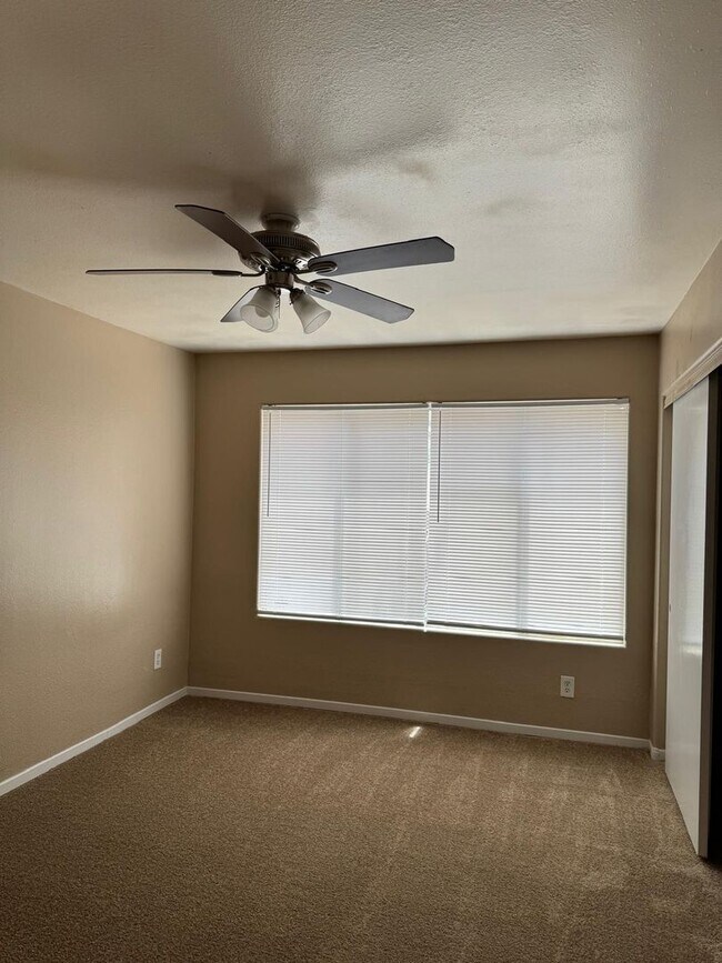 Foto del edificio - BEAUTIFUL SOUTHEAST 2 BEDROOM CONDO