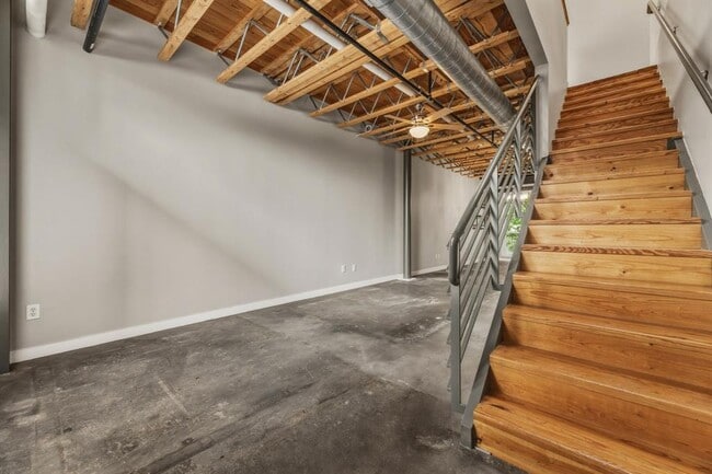 Building Photo - 1305 E 6th St