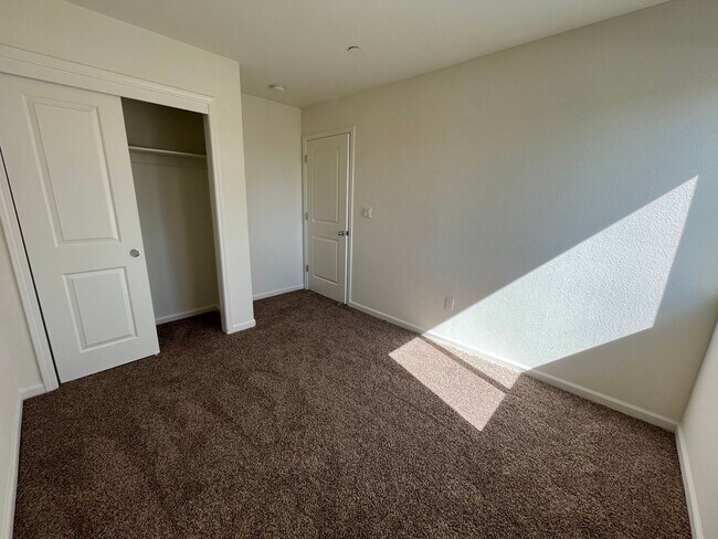 Foto del edificio - Beautiful home available now in Visalia Ca!