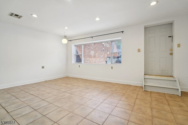 Building Photo - 109 S Orange Ave