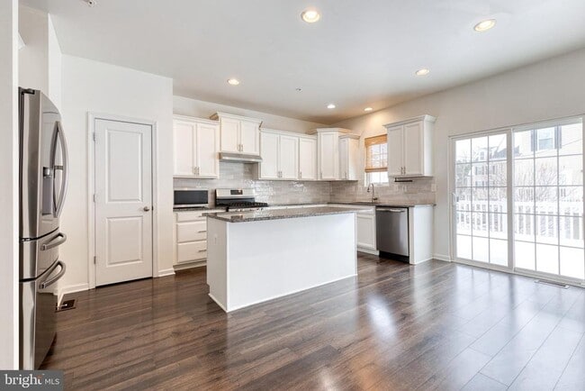 Foto del edificio - 8349 Daydream Cres