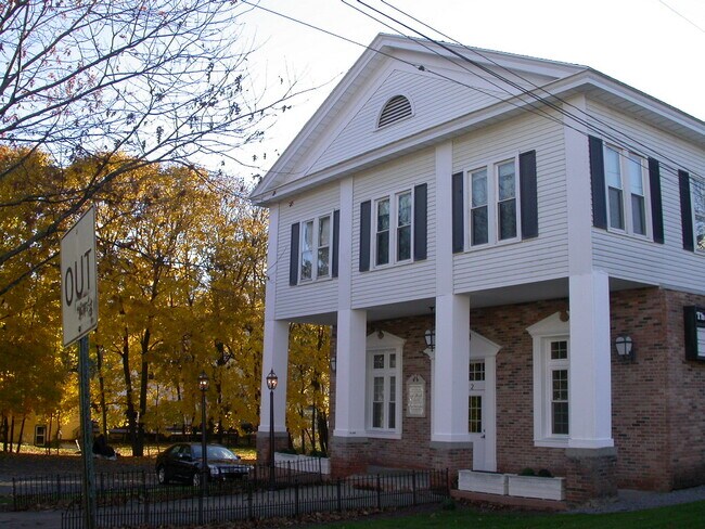 Building Photo - 2 Fountain St