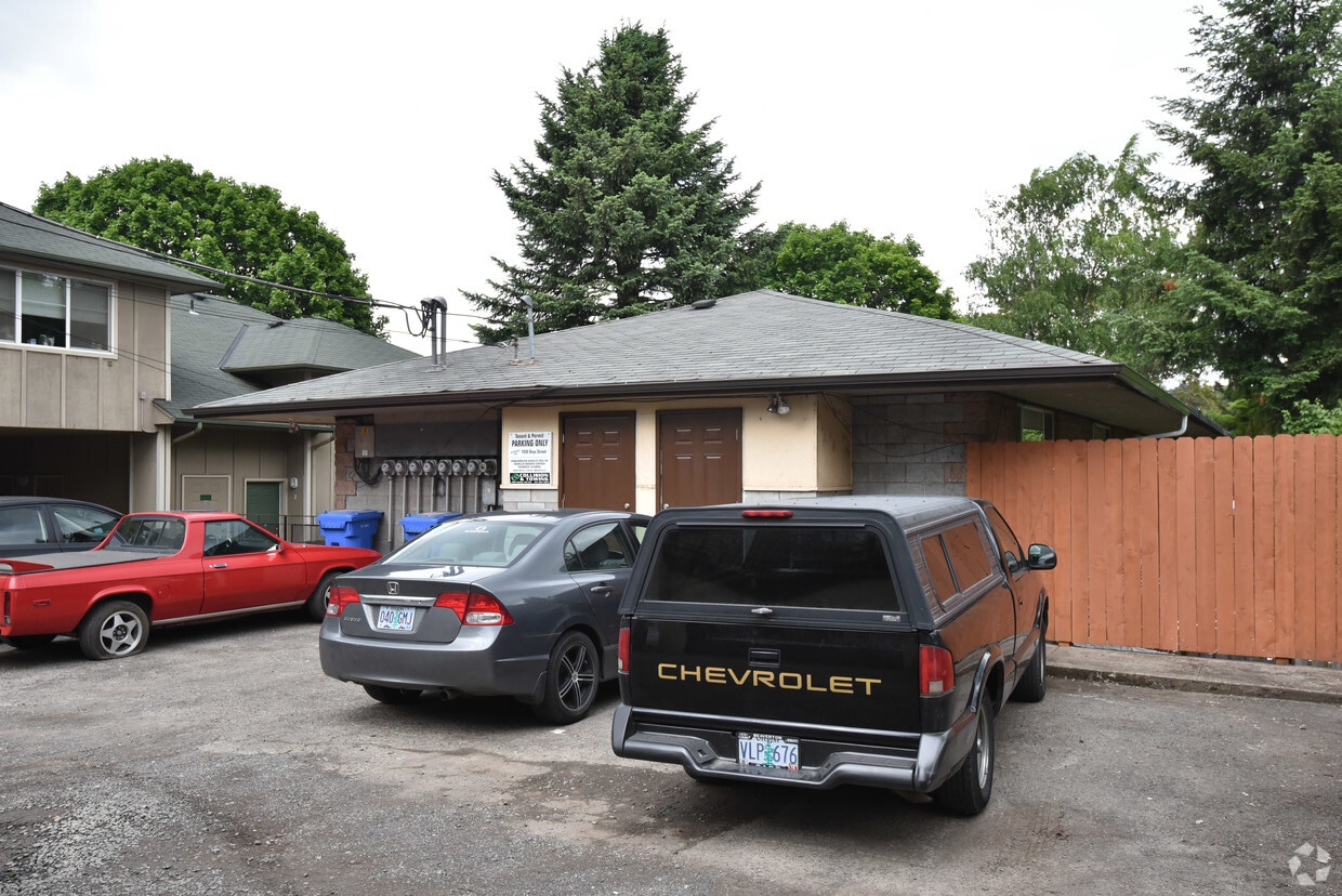 Building Photo - Holly Court