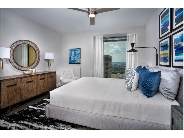 Grand bedroom - 2Hopkins Apartments