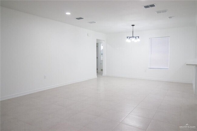 Building Photo - 2537 Lindberg Ave