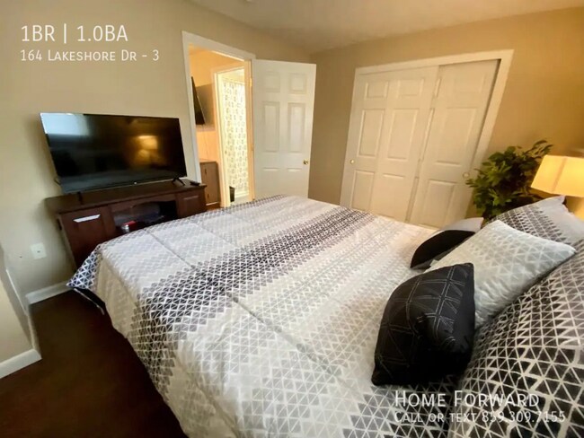 Foto del edificio - 164 Lakeshore Dr