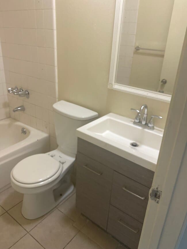 2B2B Bathroom #1 - 10109 Buford Ave