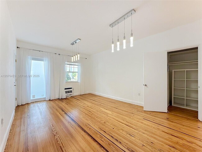 Foto del edificio - 2463 Pine Tree Dr