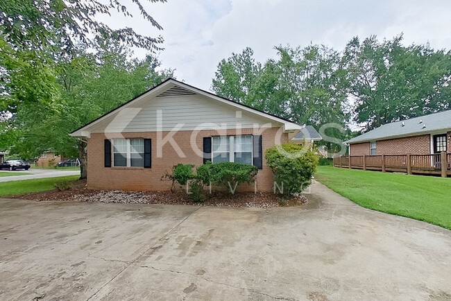 Building Photo - 305 Deer Park Dr