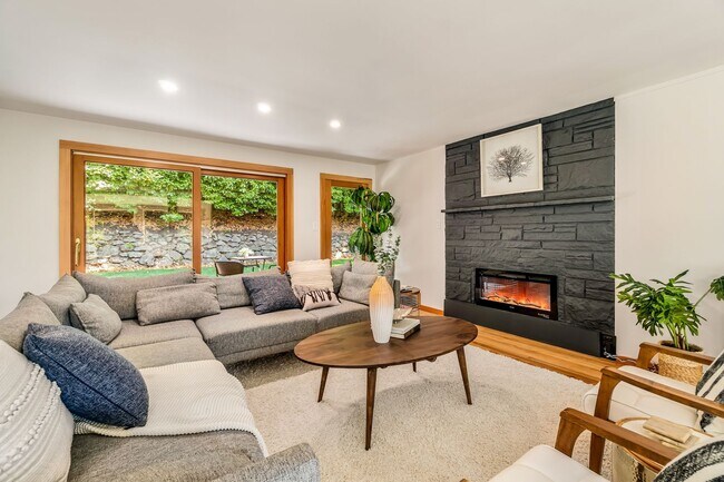 Foto del edificio - CLICK "REQUEST A TOUR" NOW!