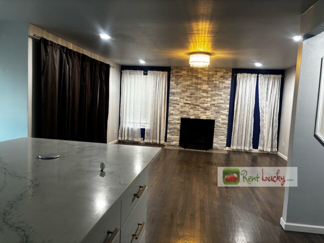 Foto del edificio - Stunning & Spacious 4 Bedroom Home with 2....