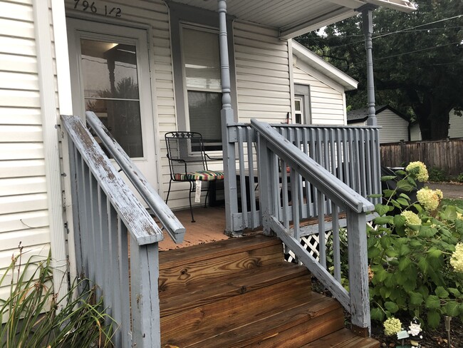 Front porch - 796 Howell St N
