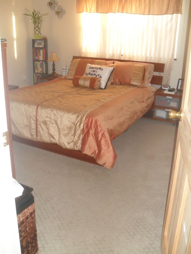 Building Photo - 2-bed with 1-parking South Newton