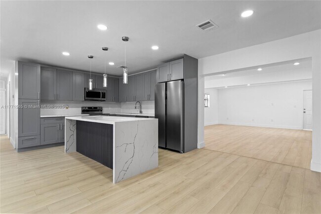 Foto del edificio - 2560 NW 122nd St
