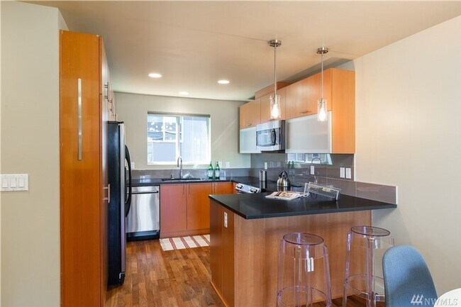 Building Photo - 2BR + Flex Townhouse – Private Garden & Ga...