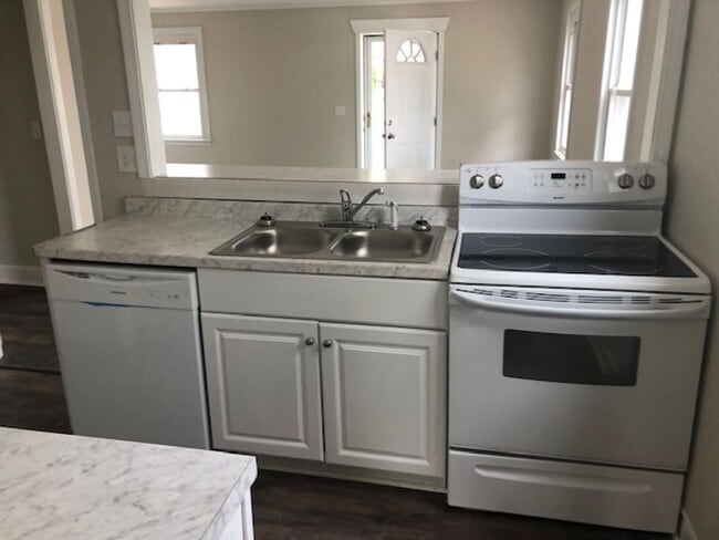 Building Photo - Move-in Ready!