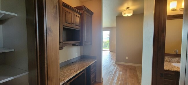 Building Photo - 175 Kara Dr
