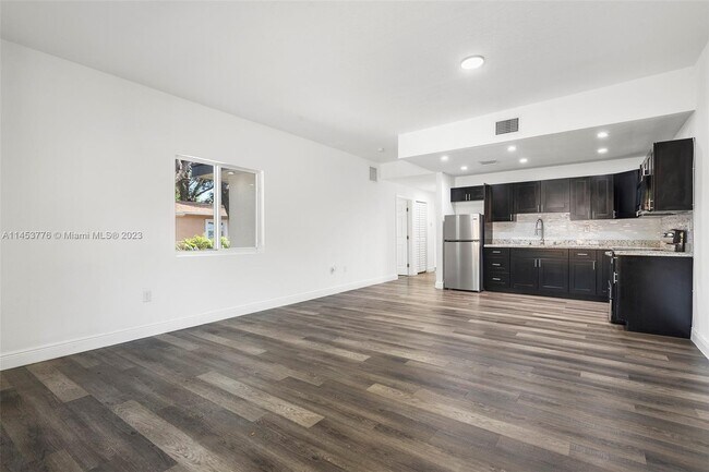 Foto del edificio - 7705 NW 3rd Ave