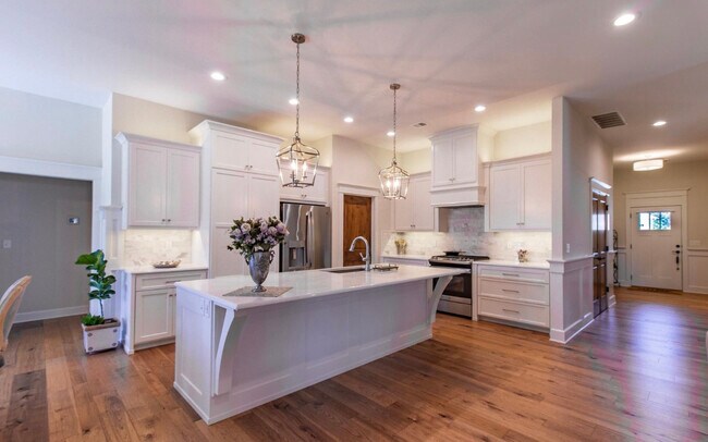 Foto del edificio - 5217 Cedar Grove Way