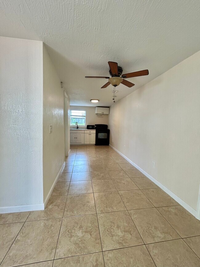 Sala de estar - 4221 SW 36th St