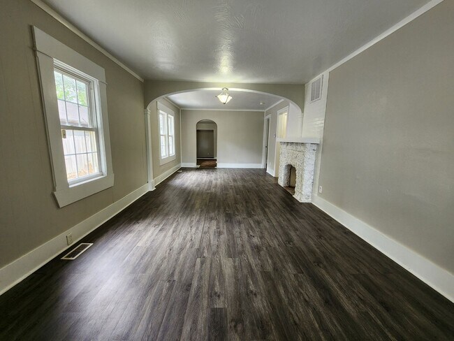Foto del edificio - Spacious 2-Bedroom, 1-Bathroom Home AVAILA...