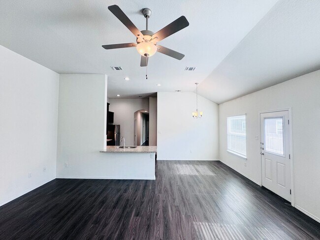 Foto del edificio - Luxury Duplex 3/2 in Seguin Navarro ISD