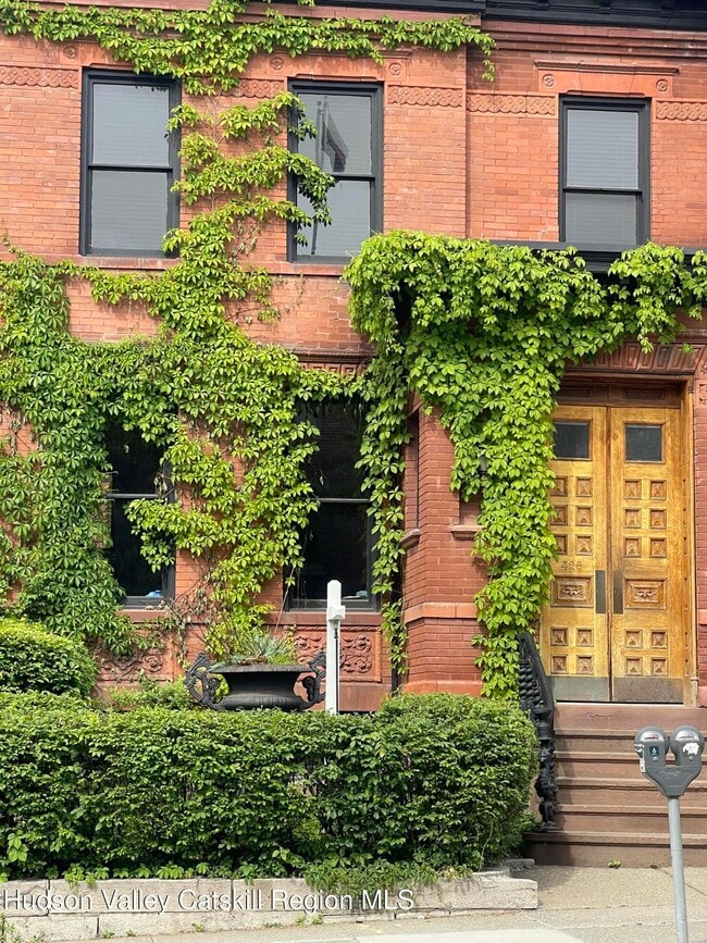 Building Photo - 420 Warren St