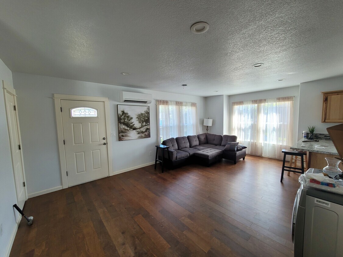 Foto principal - 123 W Main St