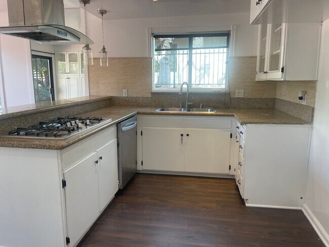 Building Photo - Stunning 3b/2b home with views of the golf course