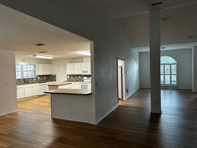 Building Photo - Spacious All Brick 4/3 in Whisper Creek