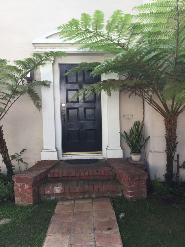 Entrada - 8372 Blackburn Ave