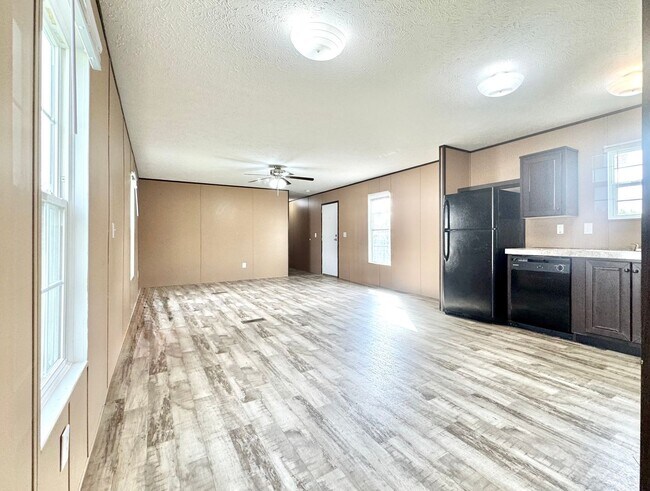 Building Photo - Spacious 3 Bed, 2 Bath Mobile Home in Gonz...