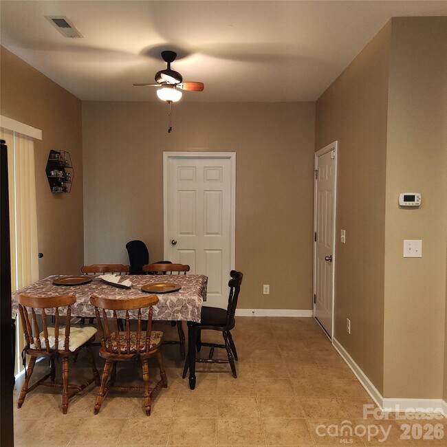 Foto del edificio - 1045 Willow Wind Dr