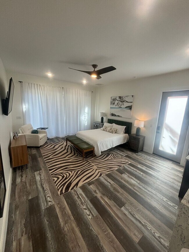 Building Photo - 1Bd/1Ba in the HEART of Midtown! FULLY FURNISHED! Perfect for travelling Nurses or Students!