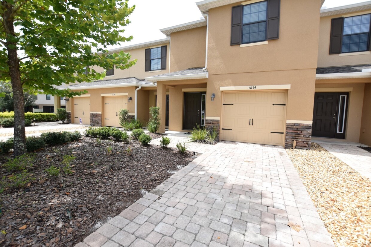 Foto principal - Beautiful 3 Bed 2.5 Bath Gated Tonwhouse f...