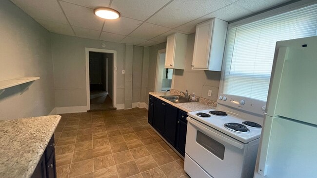 Building Photo - 3 Bed 1 Bath Home